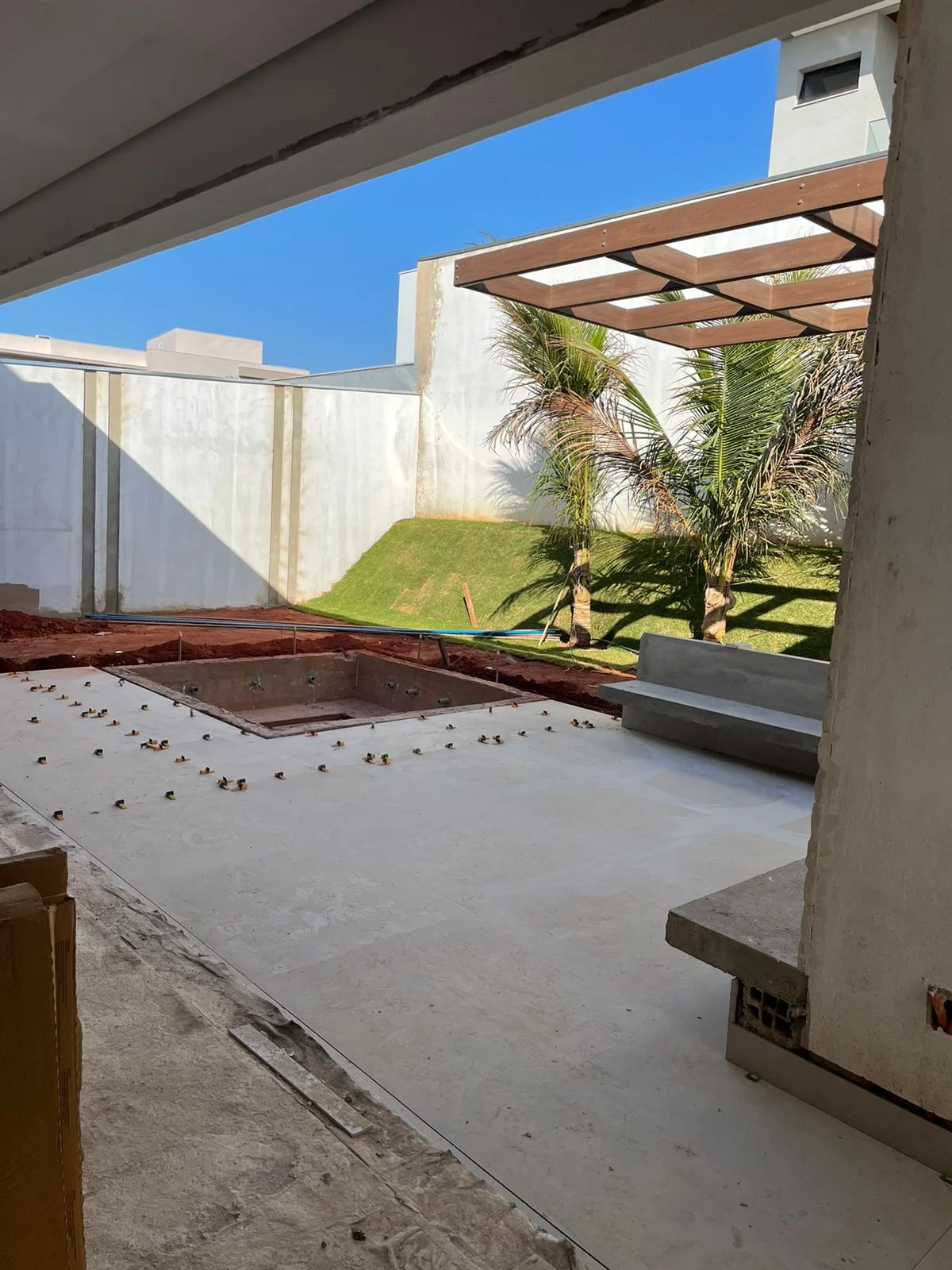 Etapa de acabamento de área de convivência.